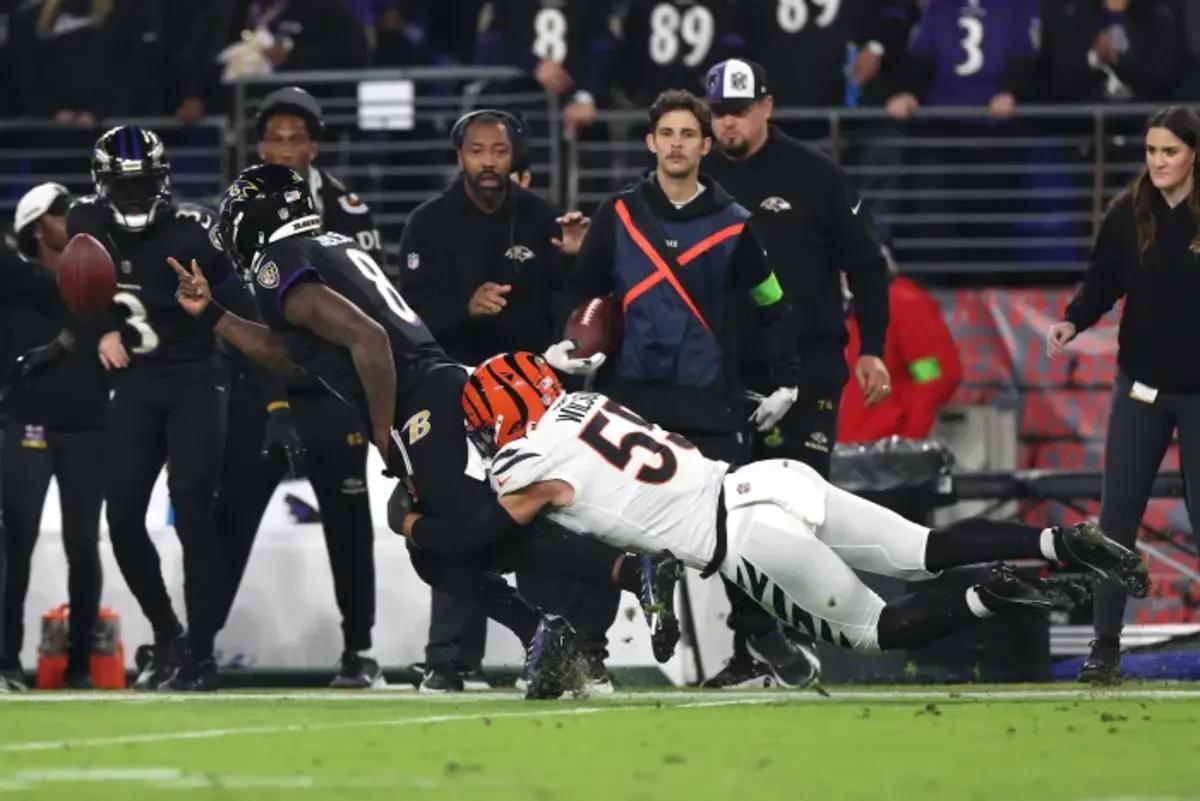 Lamar Jackson (8) and Logan Wilson